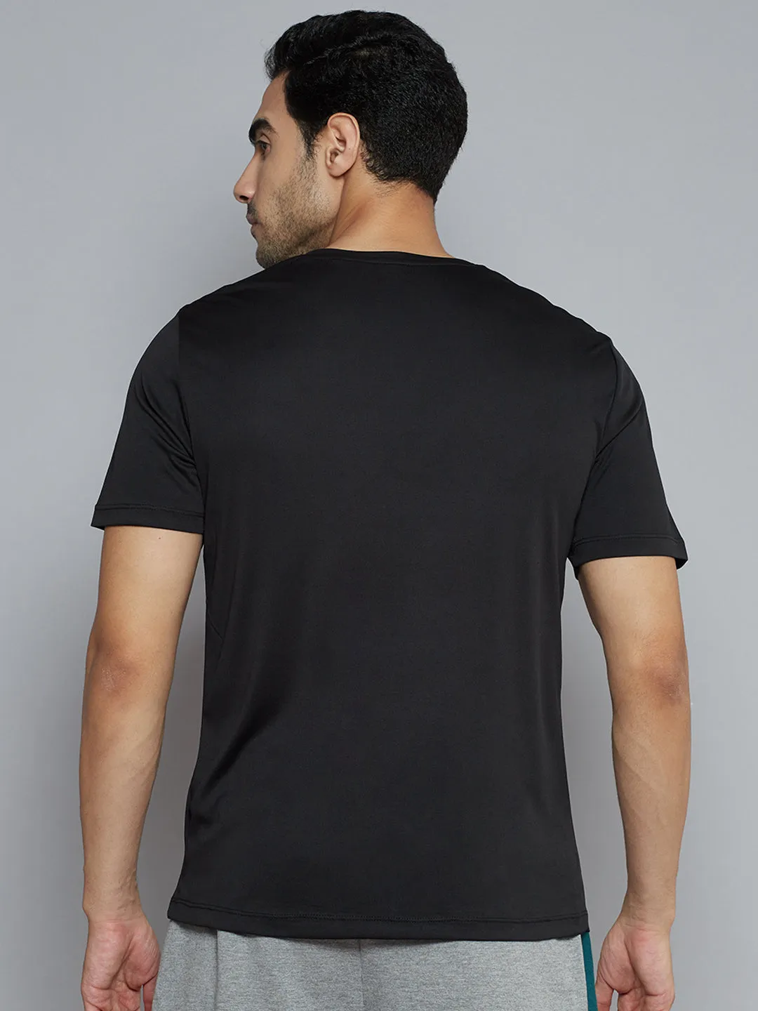 Alcis Men Black Solid Slim Fit Wonder T-shirt